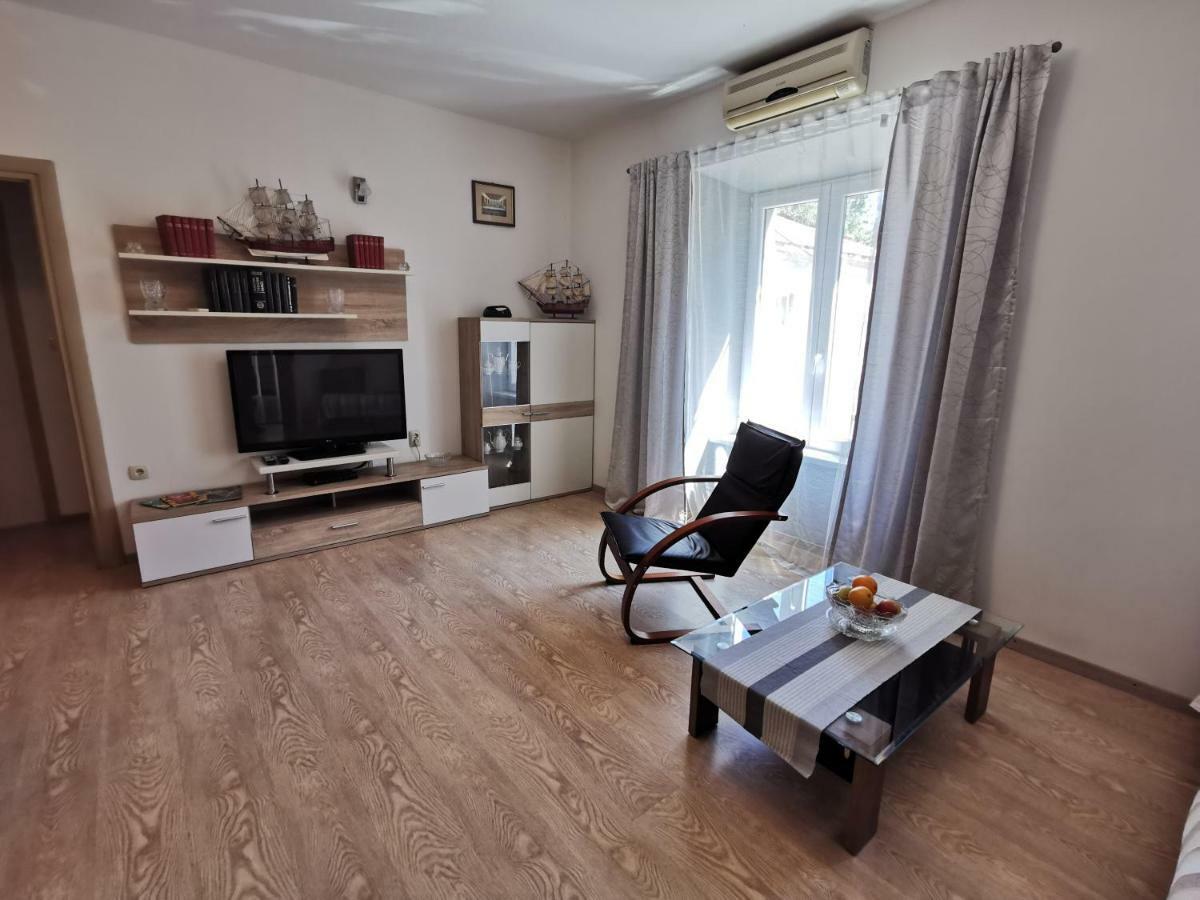 Big And Spacious Apartment In The Heart Of Omis Exterior photo